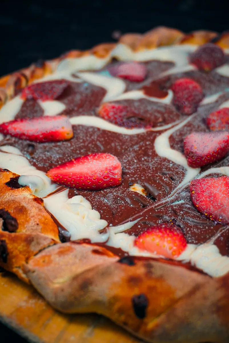 Pizza doce de morango com chocolate fotografada pela 197 Produções